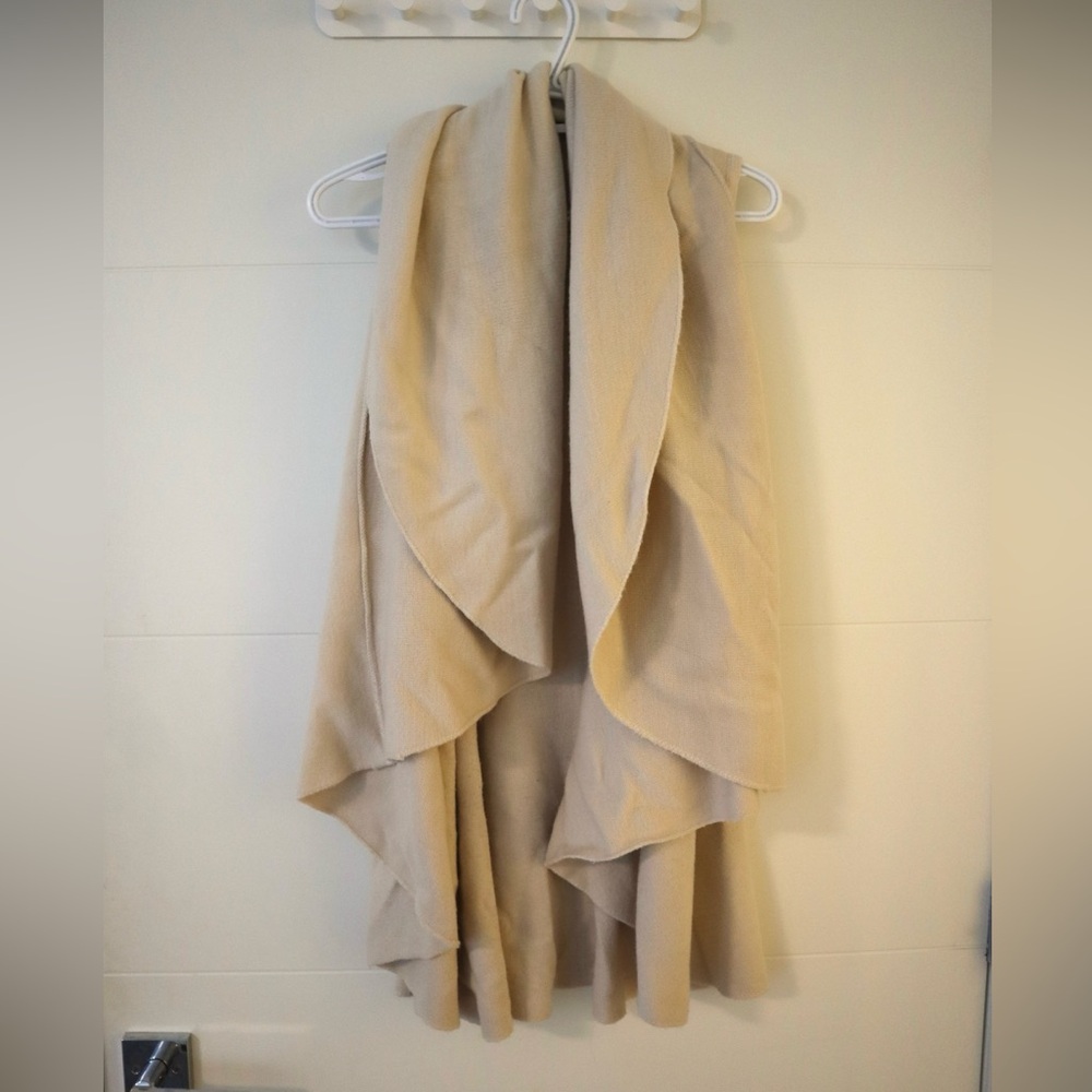 Sleeveless shawl sweater